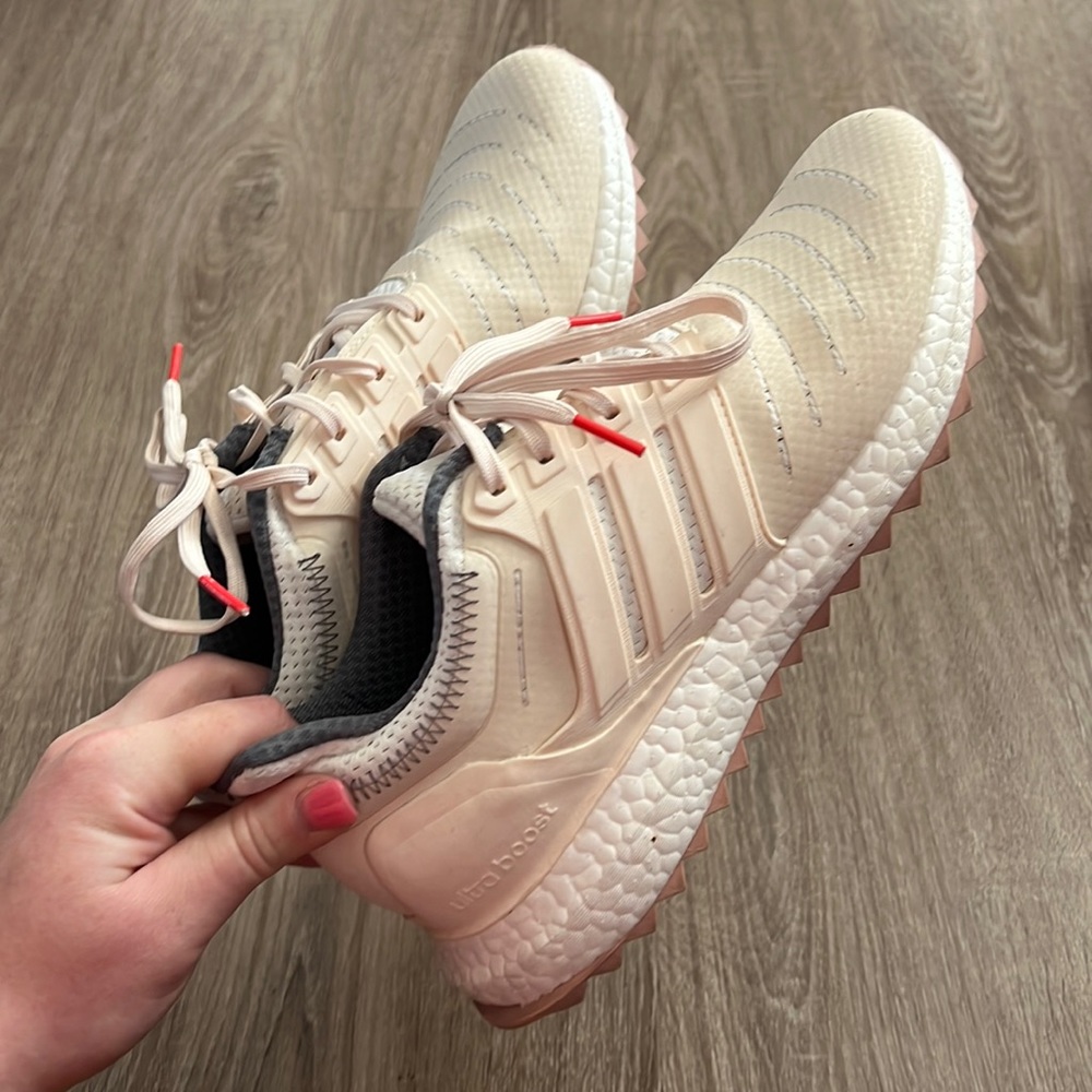 Men’s 7.5/Woman’s 8.5 Adidas UltraBoost DNA 22 in White Cream. WORN ONCE.
